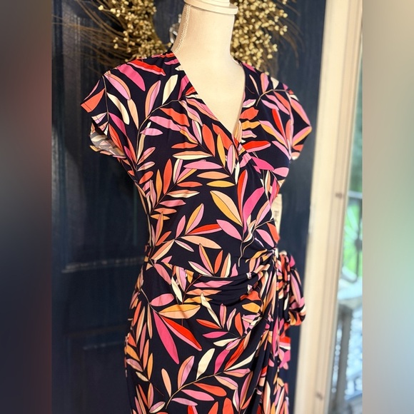 Maggy London Leana Wrap Dress in NV/Fiesta print. NWT size 8P. - Picture 2 of 16
